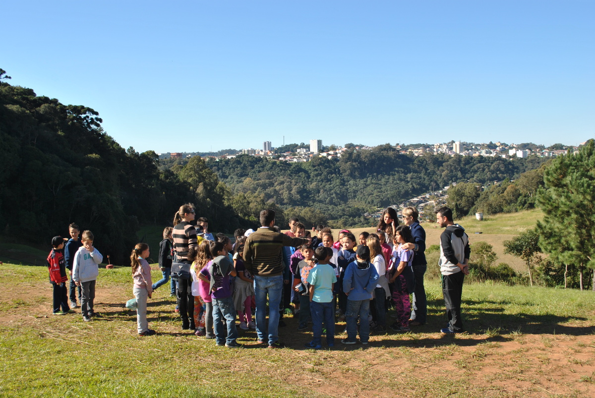 Projeto caminhos do lixo. Pessoas reunidas. Paisagem.